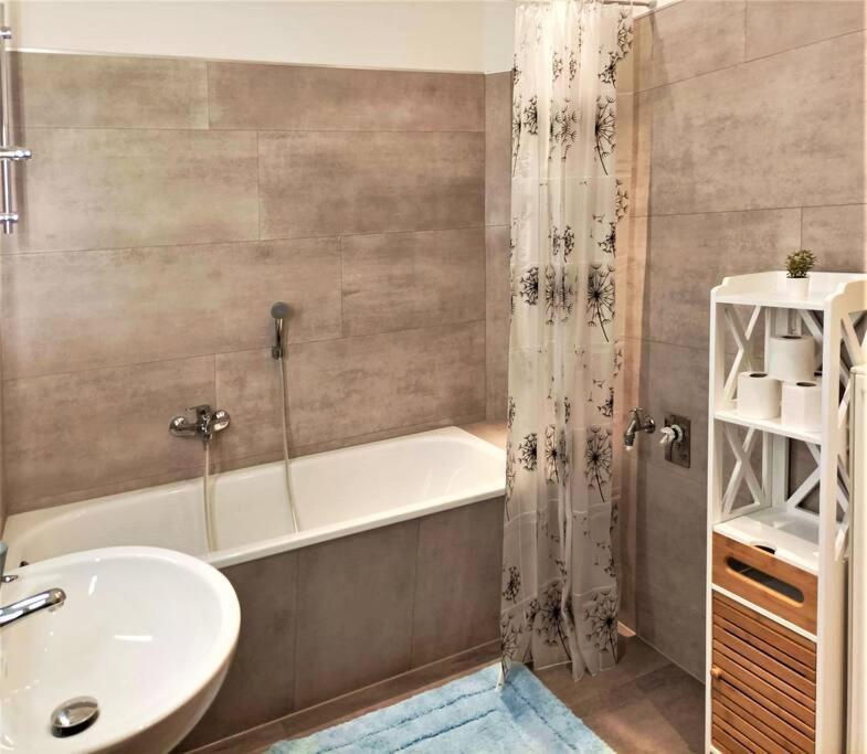 Modernes Apartment Mit Balkon Magdeburg Luaran gambar